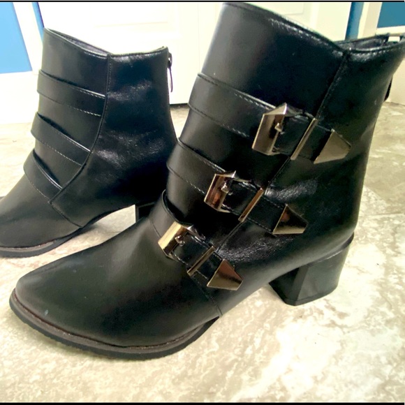 Awesome “punk rock meets classy chic” pointed boots!!! I LOVE THESE! Never worn! - Picture 3 of 16